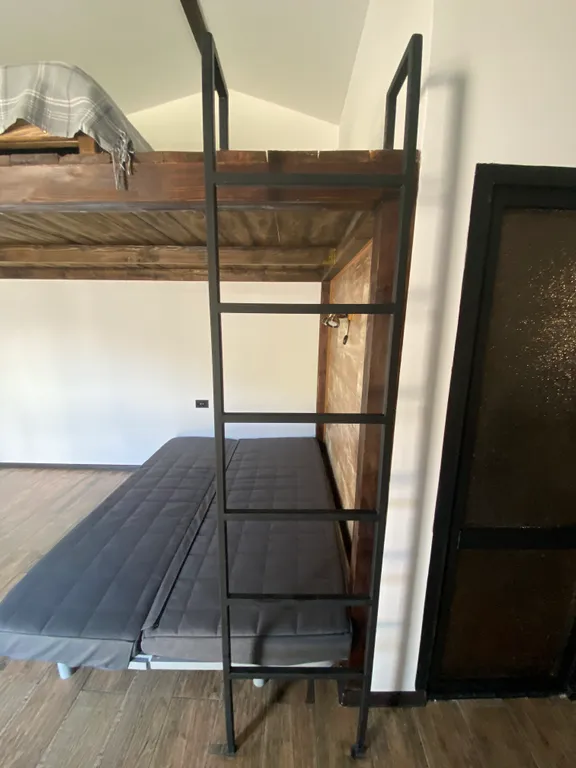 Дом с мансардой у моря, шале с видом на бассейн, номер с бассейном