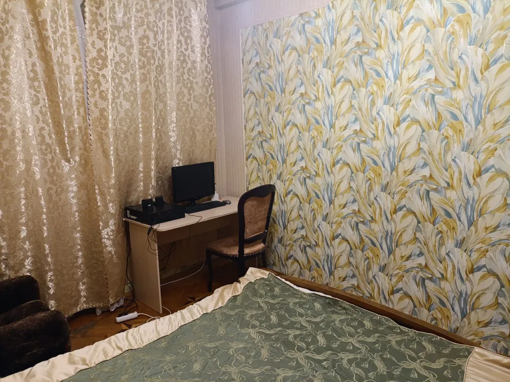 Комната в золотом стиле с персональным компьютером