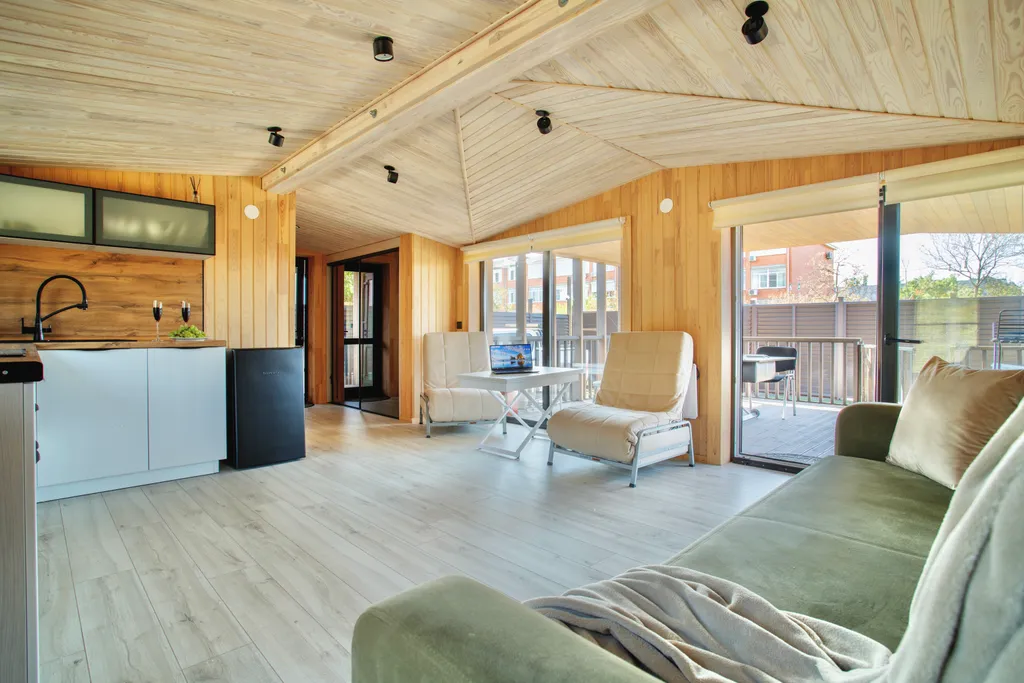 Уютный деревянный дом возле моря