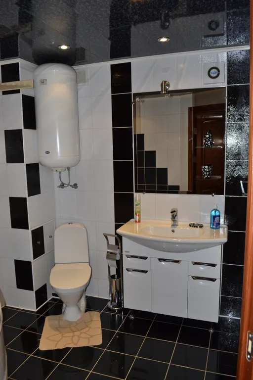 Студийного плана двухкомнатная квартира в доме над рестораном Тундра