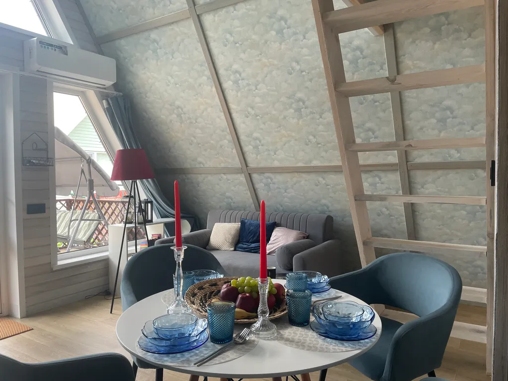 Сказочный А-фрейм с отдельной баней из липы в заповедном лесу