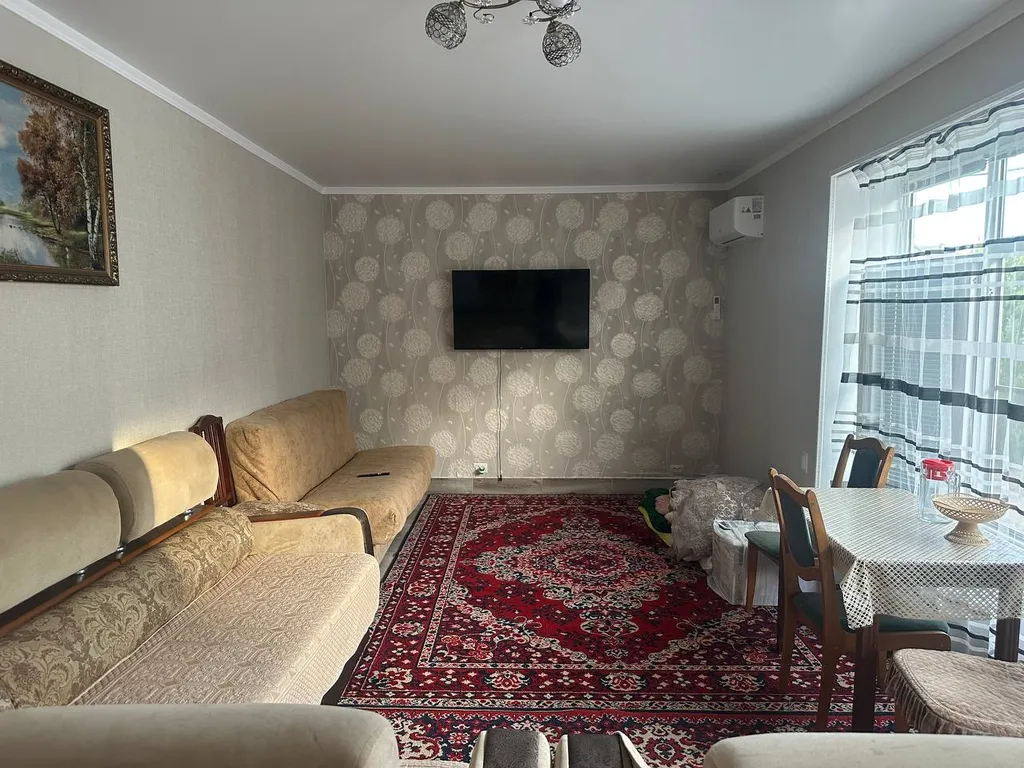 Большая студийная комната во дворе со всеми удобствами.