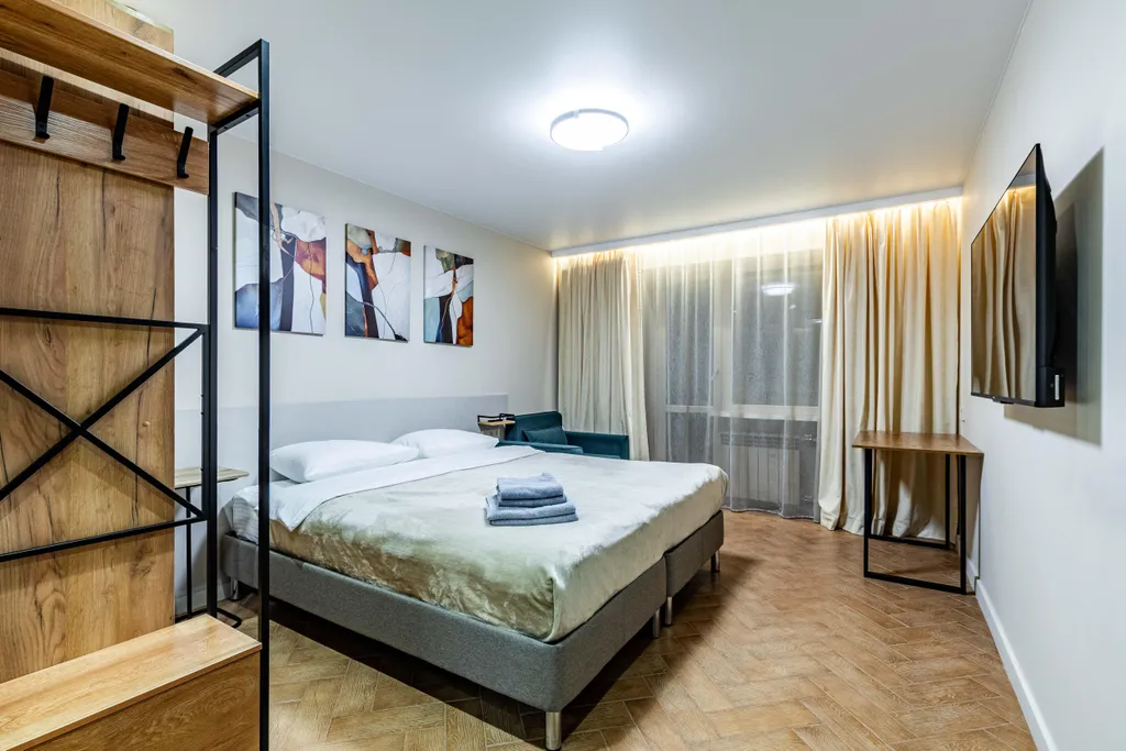 Квартира Уютная комната с выходом на балкон в трёхкомнатной квартире — Екатеринбург