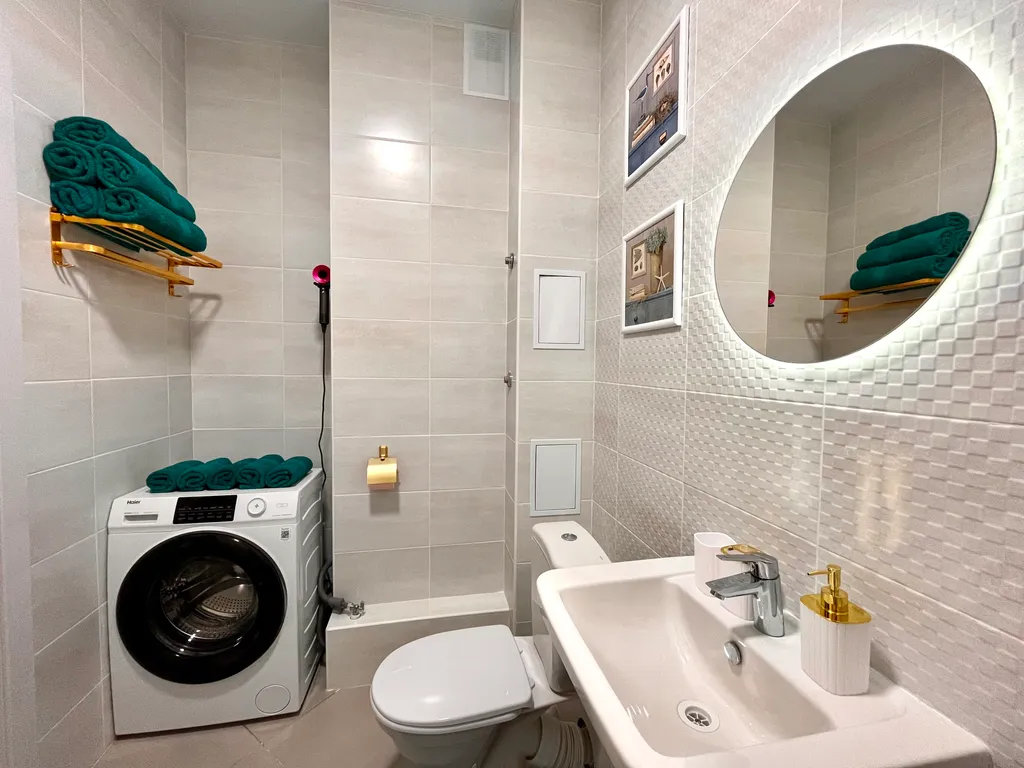 Комфортабельная видовая квартира с дизайнерским ремонтом возле моря