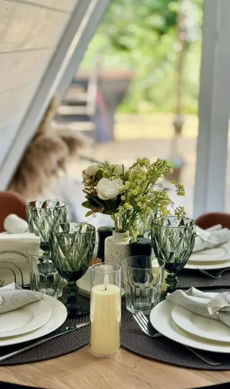 Дом в окружении леса с чаном и баней на территории