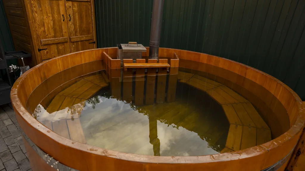 Уютный коттедж с теплым бассейном и большим чаном