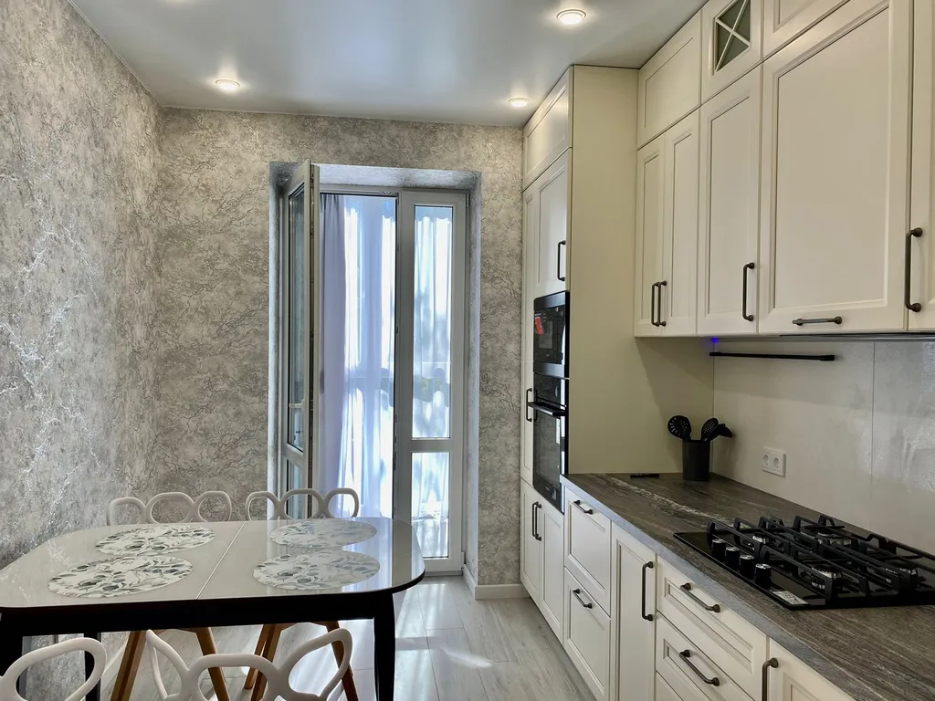 Красивая новая квартира с ремонтом, рядом магазины парк и море