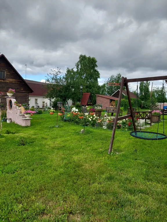 Уютный дом на берегу реки