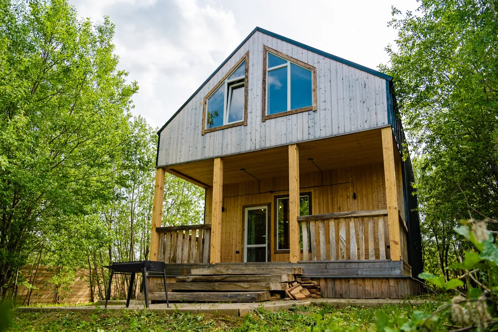 Дом с деревом