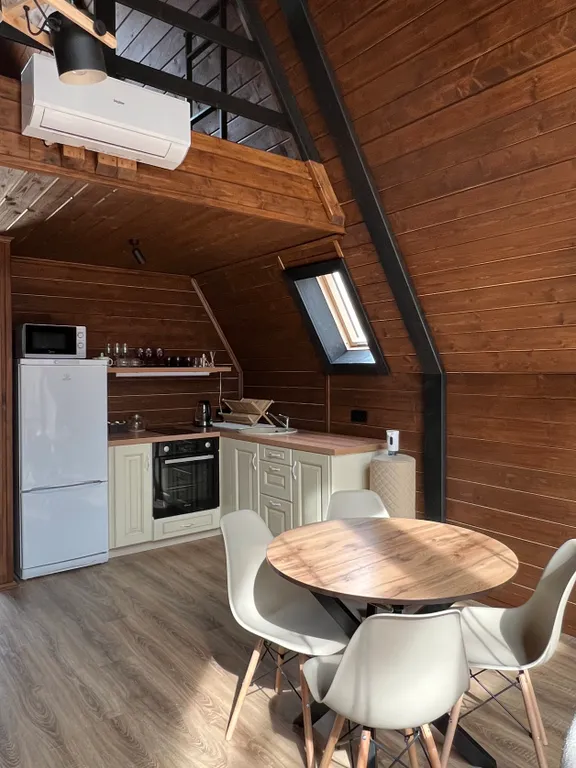 Дом с видом на лес рядом с горной рекой