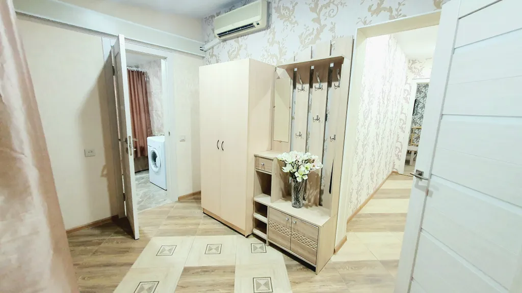 Уютный дом с собственным двором, навесом и парковкой