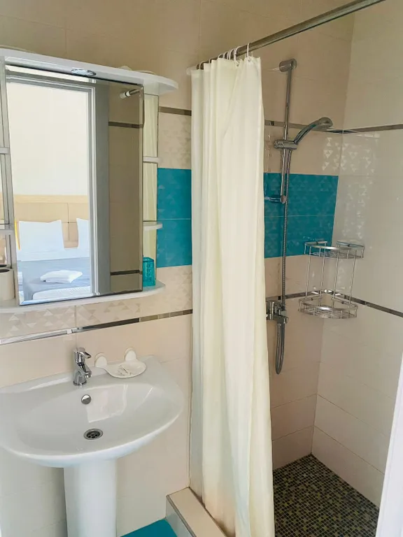 Номер улучшенный с видом во двор разделяемый