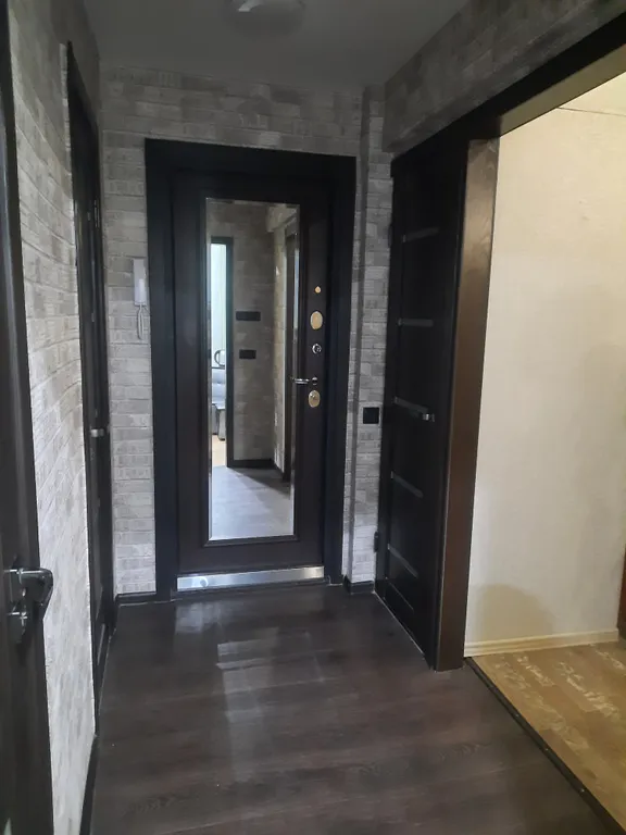 Уютная квартира с мебелью из натурального дерева