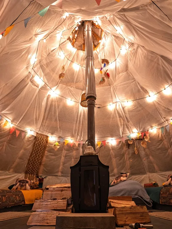 Уютный глэмпинг Типи-трип в лесу с баней, купелью и очагом