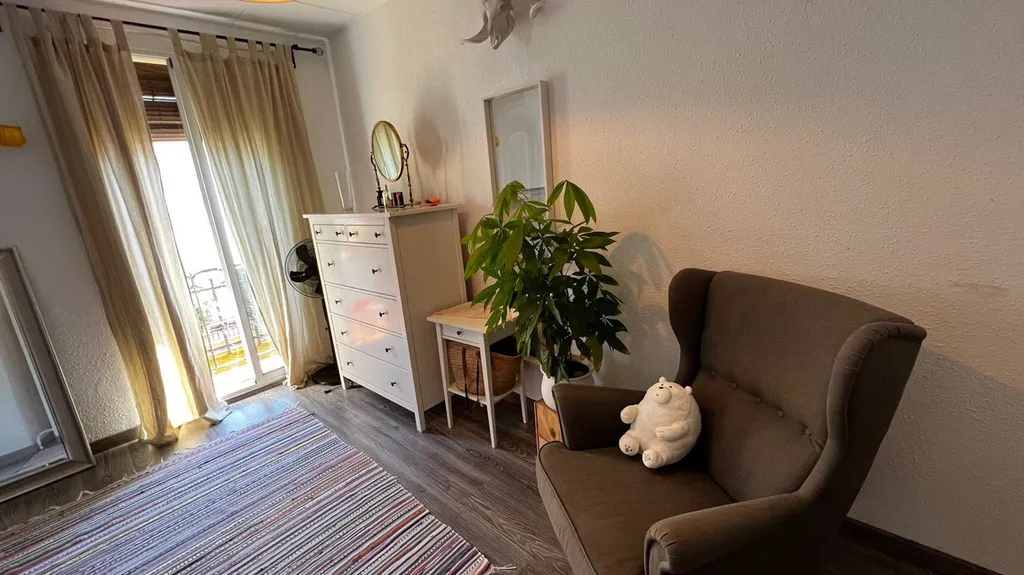 Комната в просторной квартире рядом с парком Монтжуик