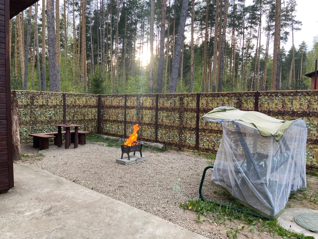 Дом в черте города в сосновом лесу