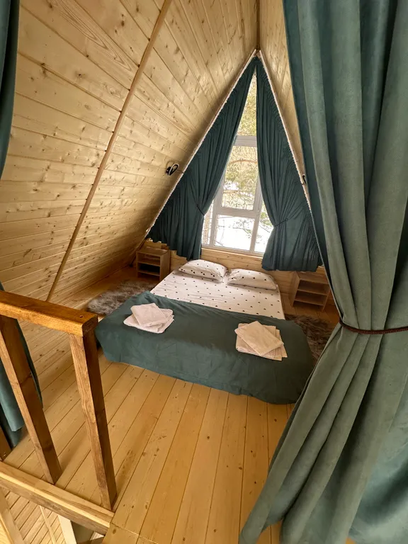 Уютный домик в сосновом бору с видом на горы