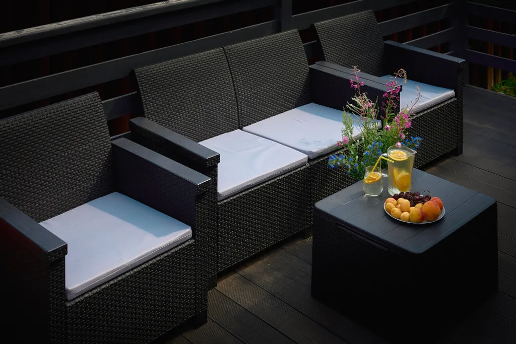 Дом-шалаш на берегу озера