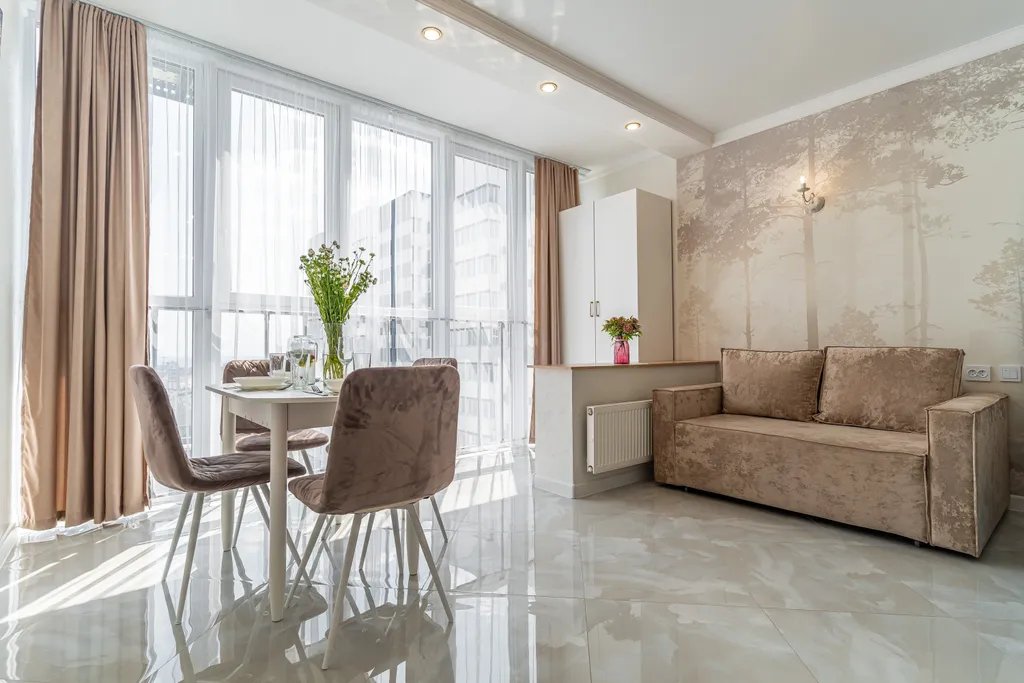 Стильная студия с потрясающим видом на море и город