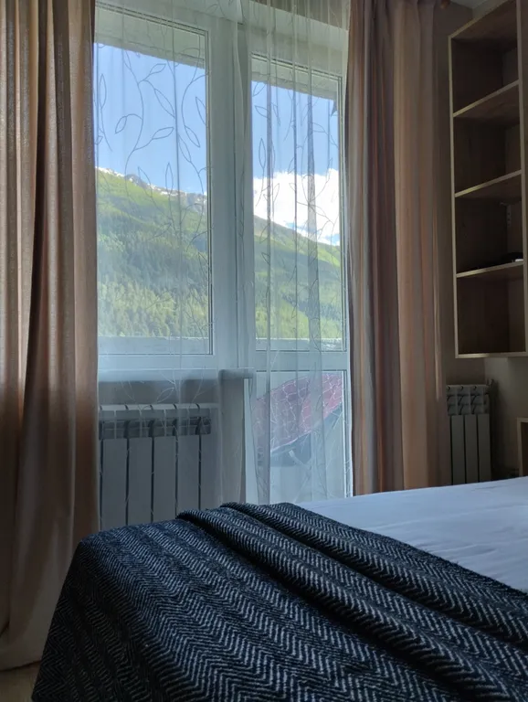 Горы за окном, квартира с тремя отдельными спальнями