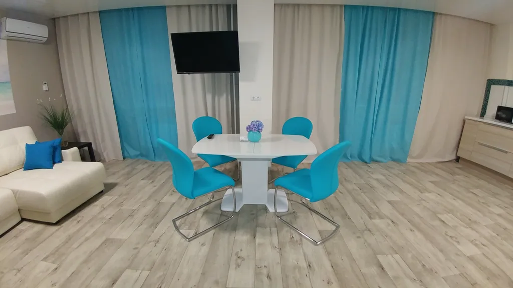 Просторная и светлая квартира с дизайнерским ремонтом в голубых тонах