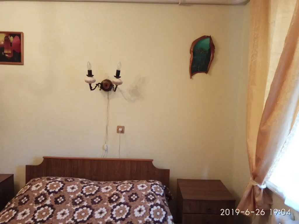 Светлая комната с видом на осенний сад