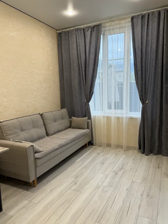 Уютный домик у реки для семейного отдыха