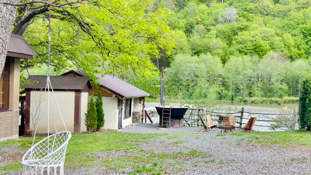 Большой дом у реки в горах с баней и чаном