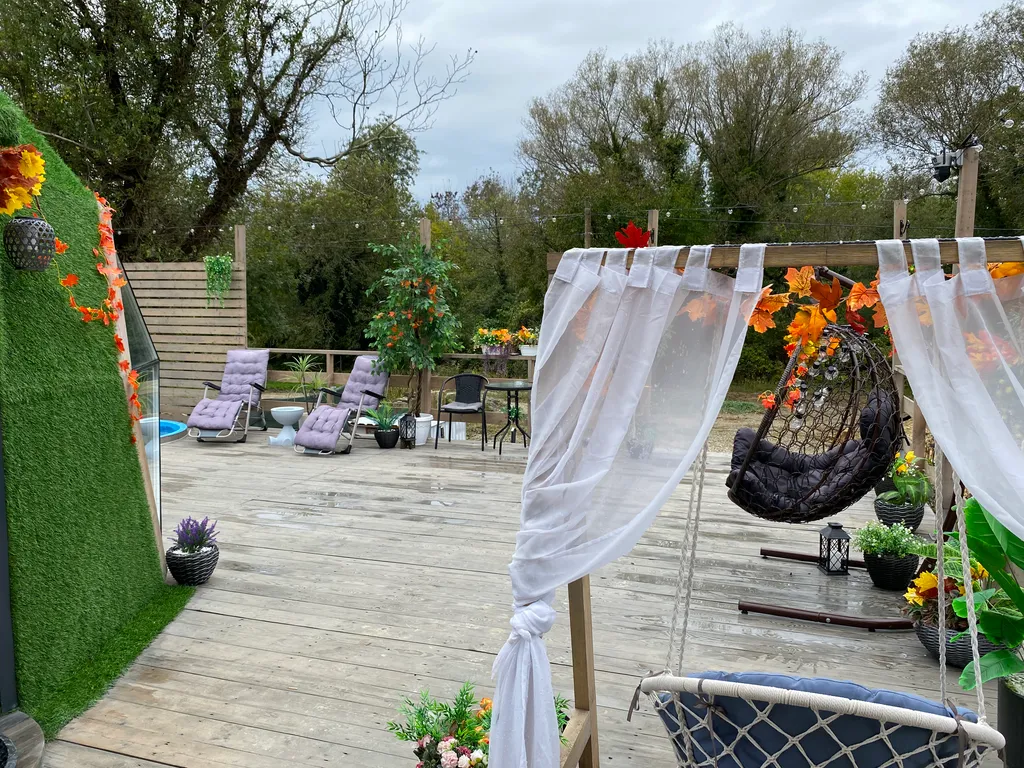 Уютная сфера на побережье