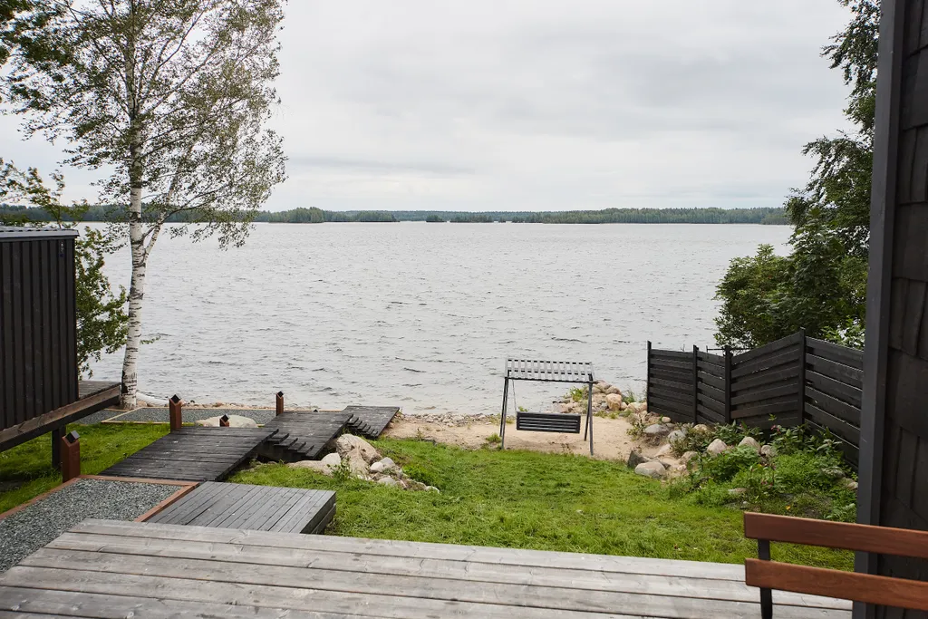 Семейный дом с мансардным окном и видом на озеро