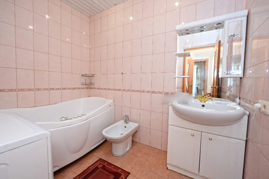 Просторный светлый апартамент с джакузи