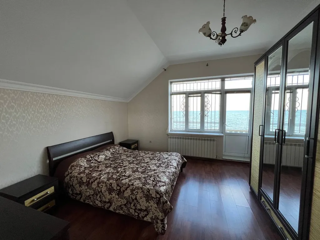 Большой дом в 10 метрах от моря