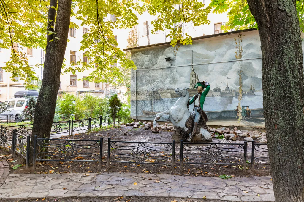 Шикарный вид на Невский и зеленый двор