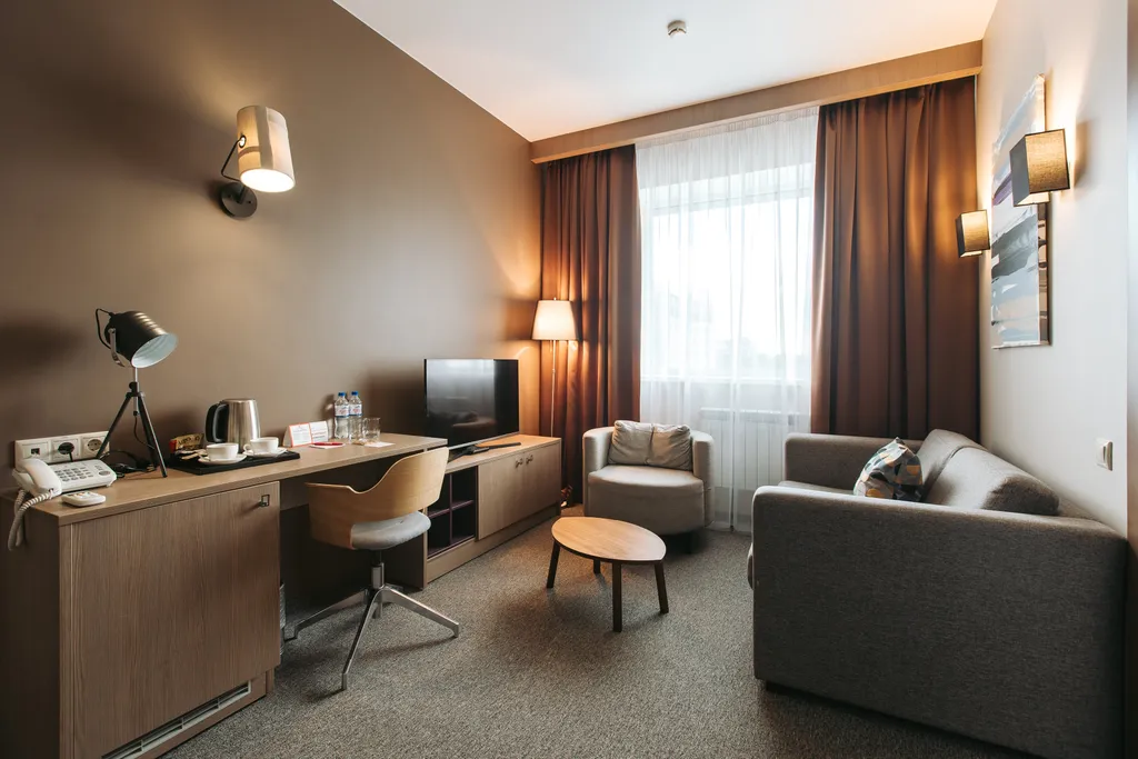 Номер люкс с двуспальной кроватью и диваном