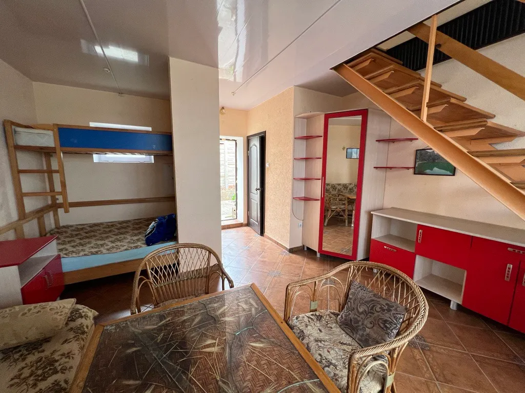 Двухэтажный эллинг на берегу моря