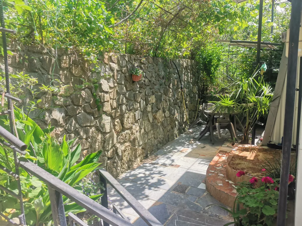 Двухэтажный котедж на берегу горного ручья