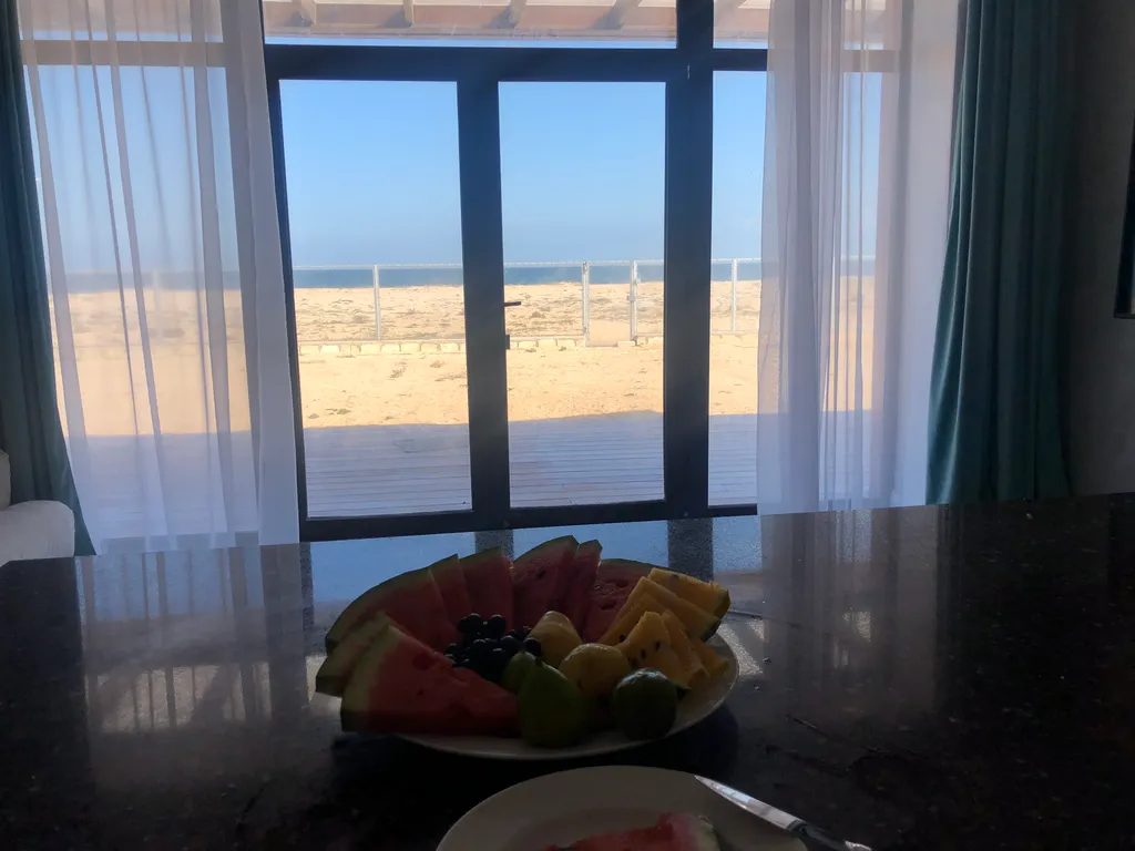 Современный стильный дом у моря