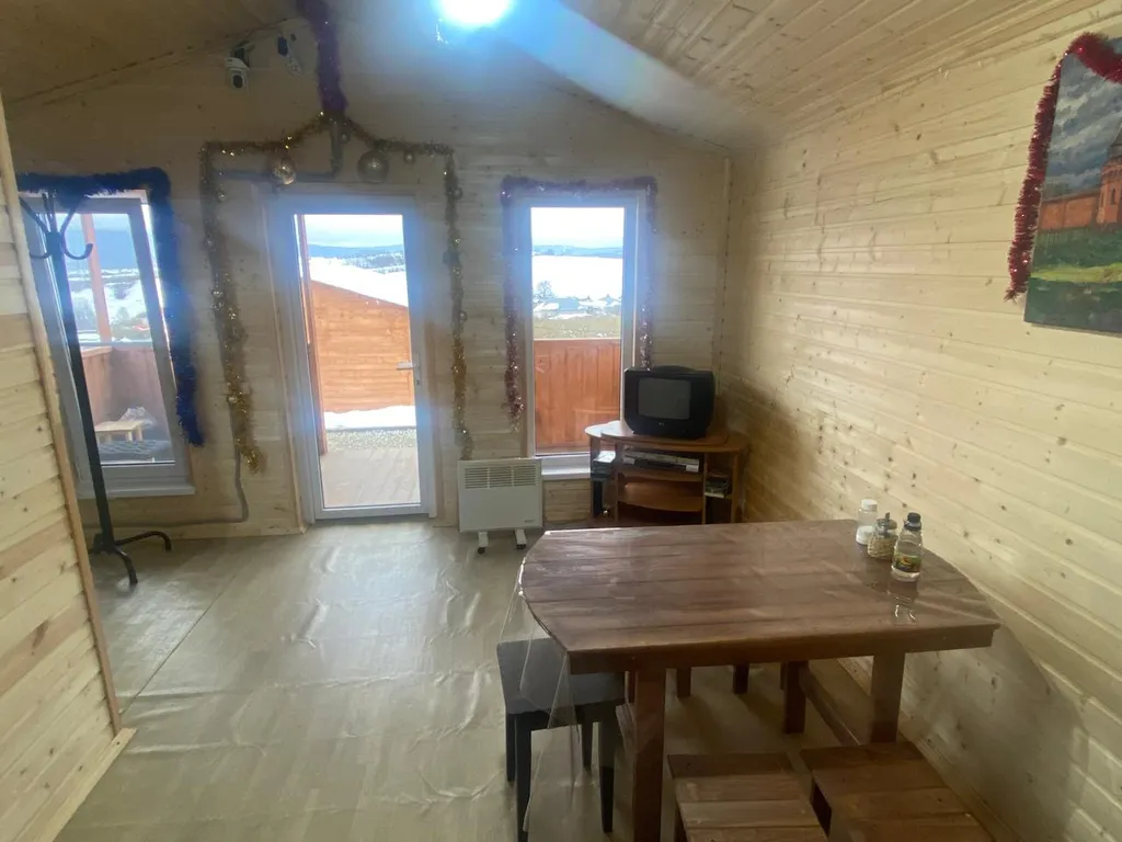 Домик с видом на лес и горы