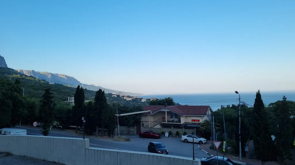 Современная стильная квартира у моря с видом на горы