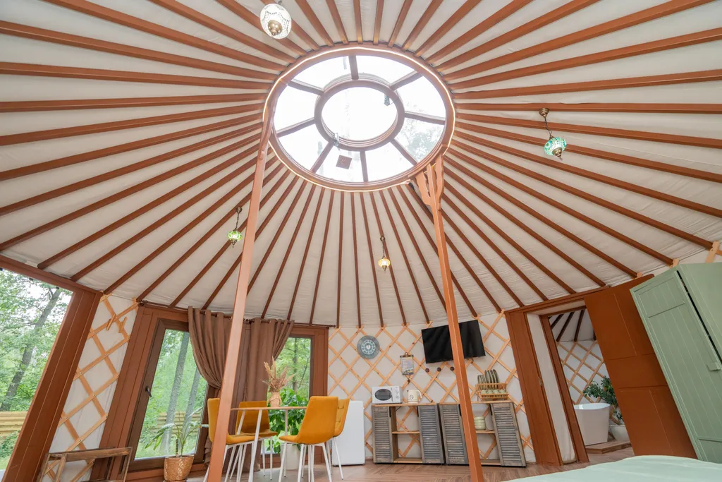 Глэмпинг в лесу