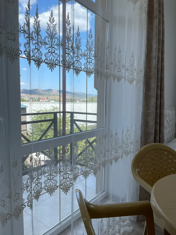 Четырёхместный номер  люкс с балконом с видом на город и горы