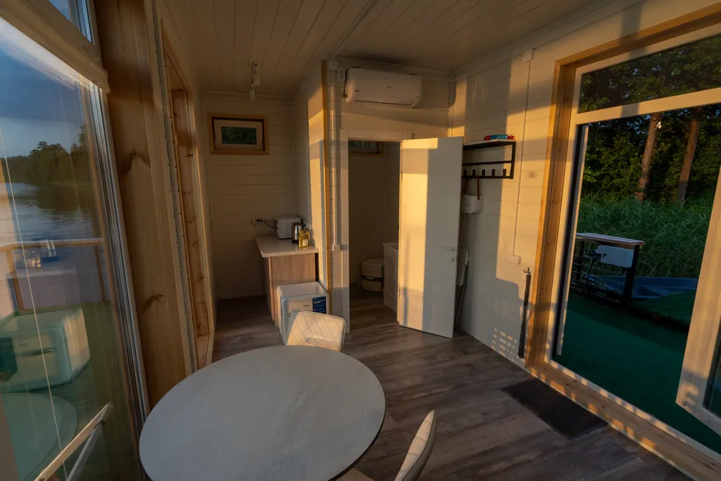 Дом на воде на озера Таир