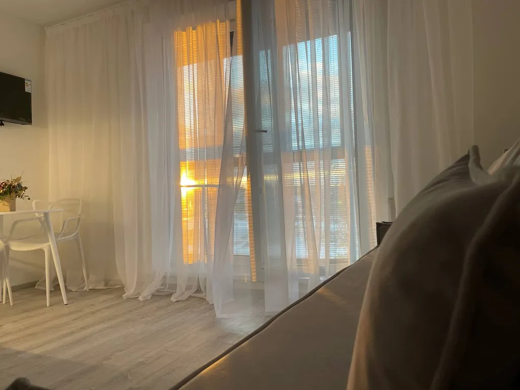 Уютная студия у озера с видом на лес