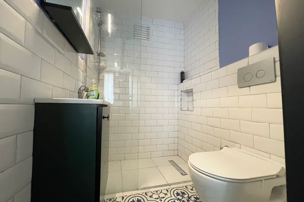 Balcony 2br and 2bath apt 8 min to metro