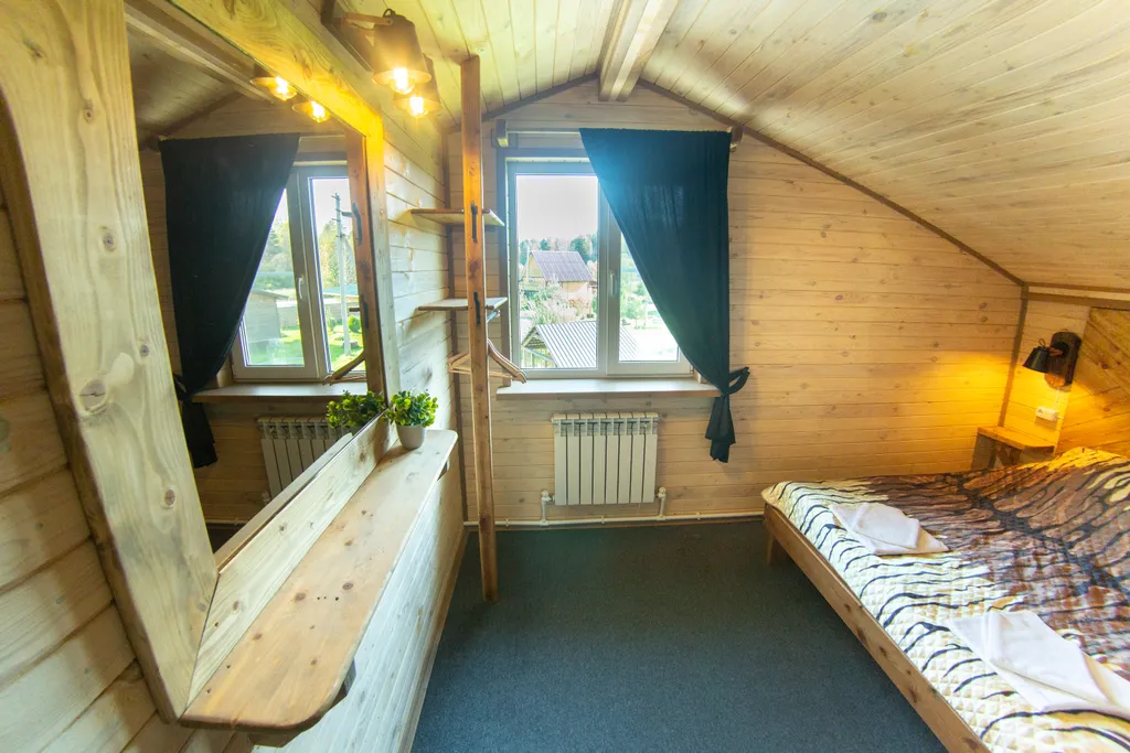 Дом у пруда