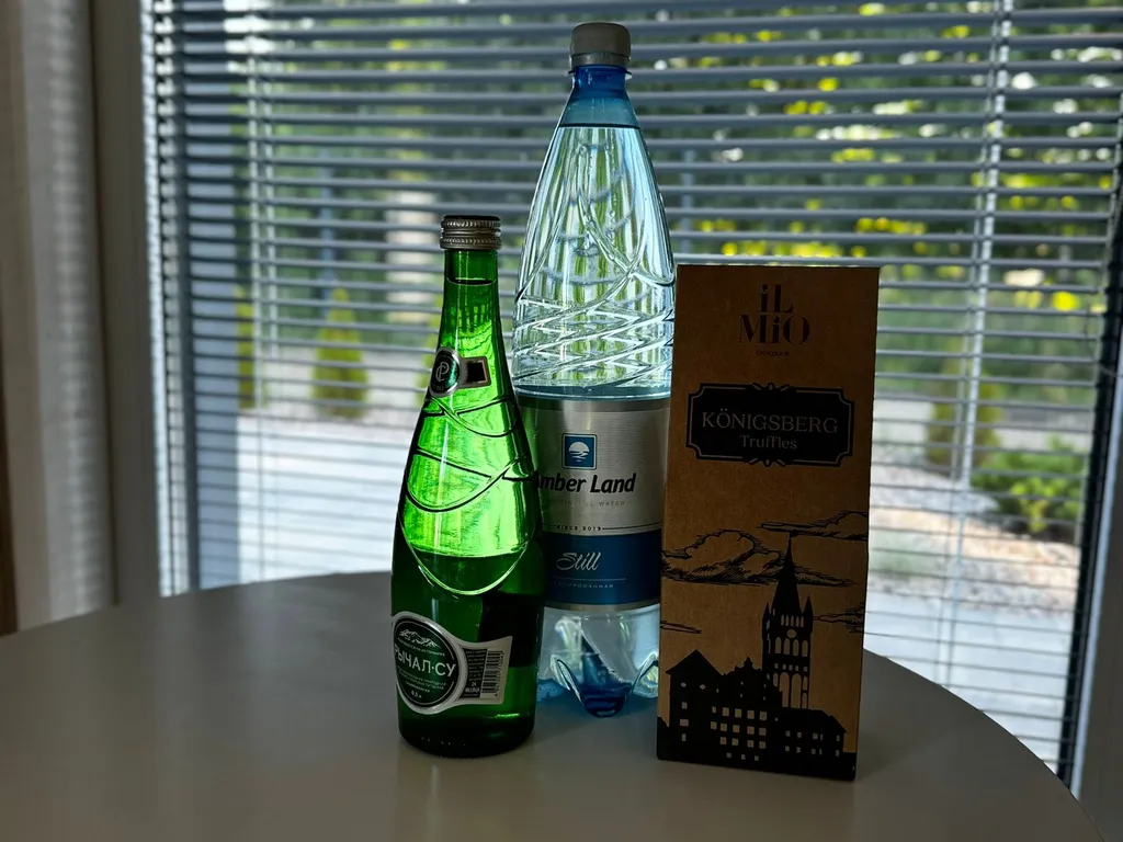 Дом на берегу озера и моря