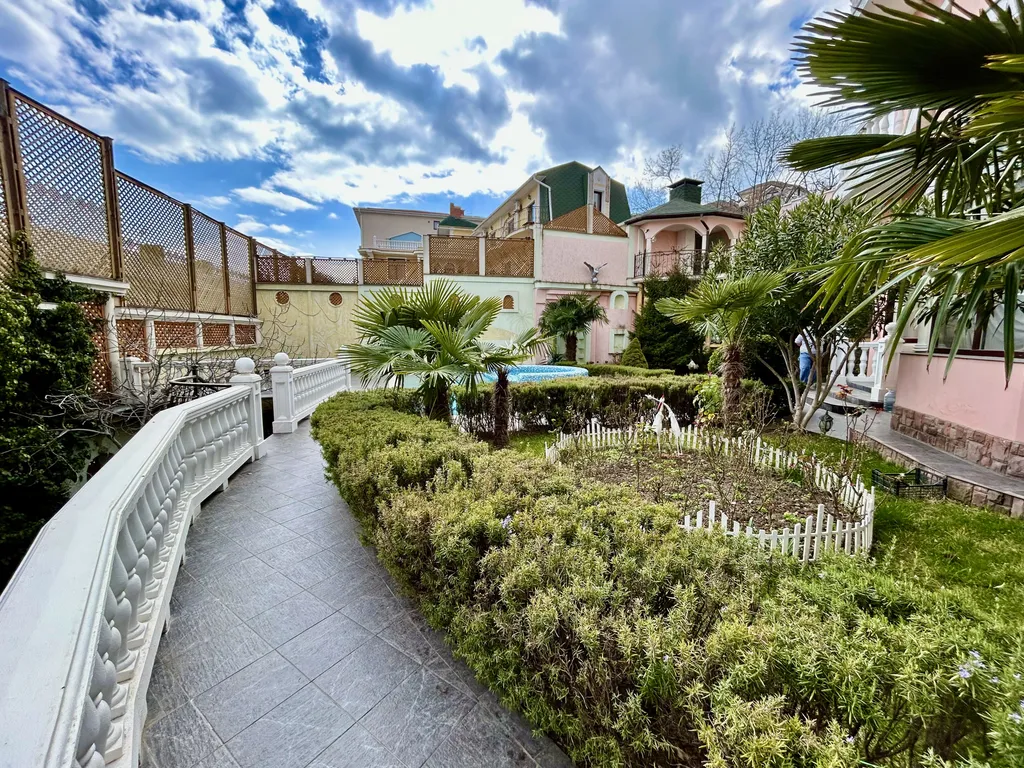 Вилла с бассейном и сауной в центре Ялты