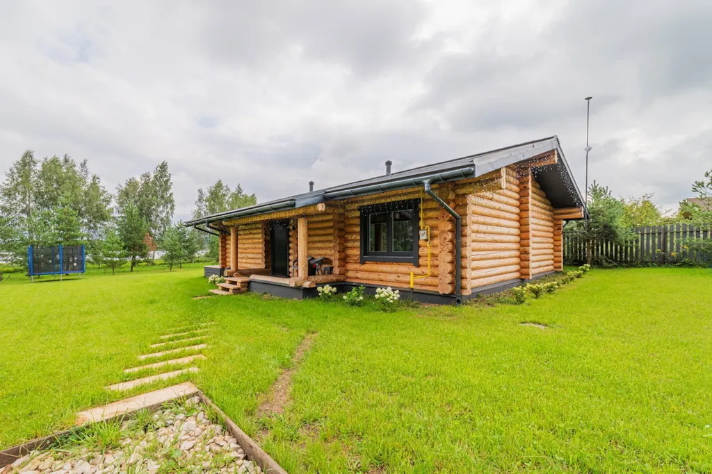 Дом на берегу большого озера