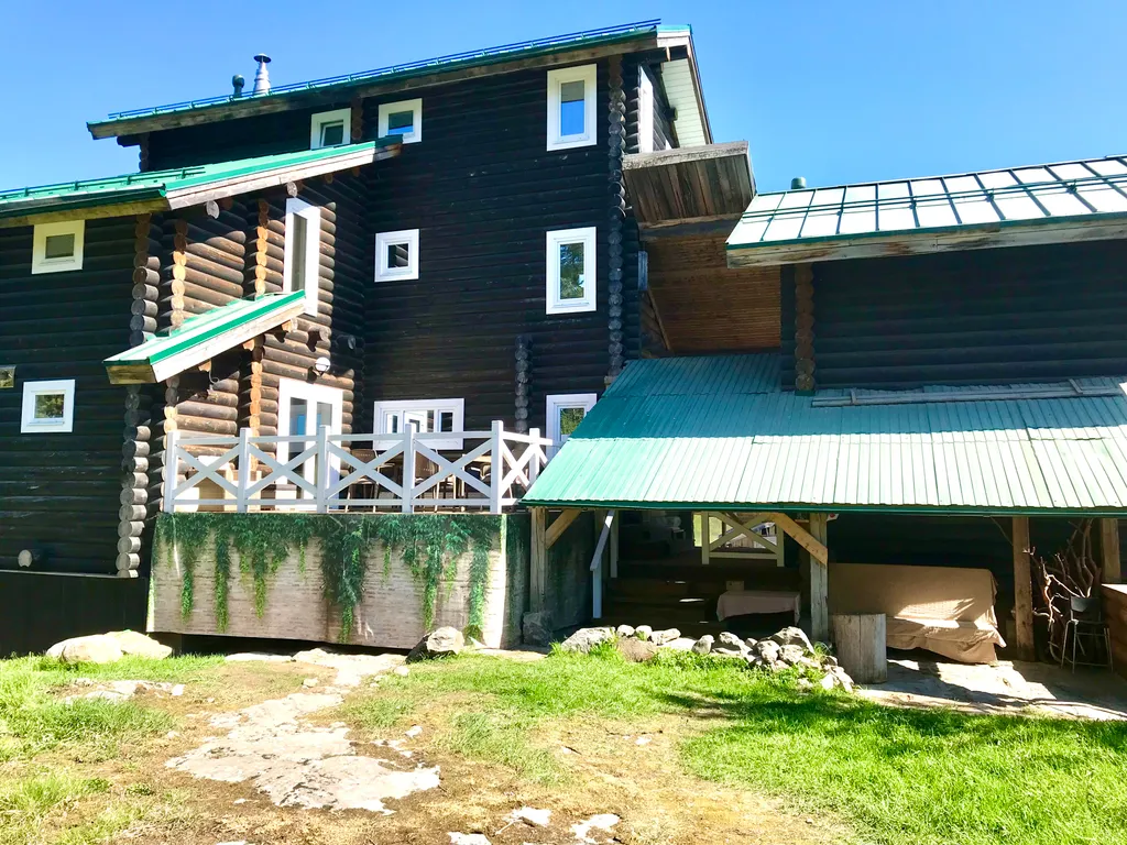 Дом на скале с видом на озеро