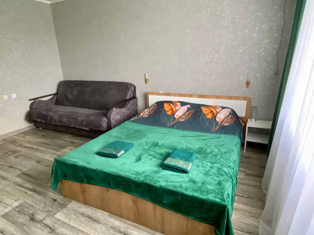 Просторная изумрудная квартирка